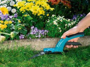 Snadné stříhání Díky ergonomickému tvaru rukojeti padnou nůžky na trávu pohodlně do ruky a stříhání je tak obzvláště snadné.